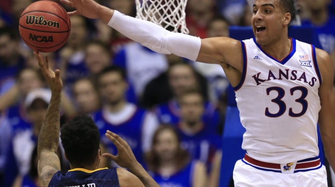 Average Fans take on NCAA Basketball Experts and Win